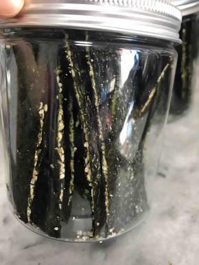 做好的海苔脆片切片装在密封盒里，不然会受潮变软的哦！