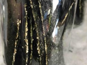 做好的海苔脆片切片装在密封盒里，不然会受潮变软的哦！