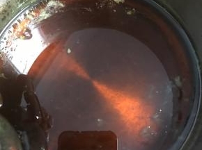 辅料全部准备在厚底奶锅中，小火加热至糖融化即可，不要煮开了哦！