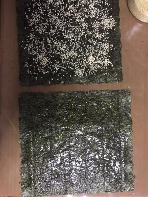 再取一片海苔刷上酱料。