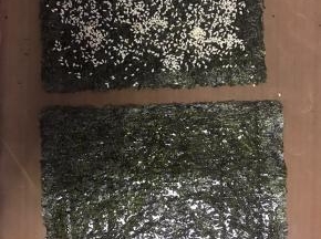 再取一片海苔刷上酱料。