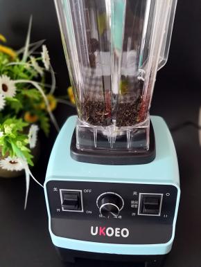 把清洗干净晒干后的黑茶放入UKOEO破壁机杯子里，低速转动20秒左右