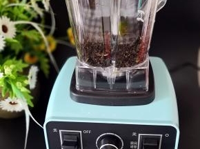 把清洗干净晒干后的黑茶放入UKOEO破壁机杯子里，低速转动20秒左右