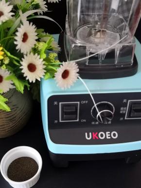 从杯子里取出打好的黑茶粉，UKOEO破壁机非常给力，茶粉非常细腻哦
