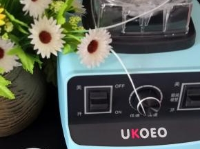 从杯子里取出打好的黑茶粉，UKOEO破壁机非常给力，茶粉非常细腻哦