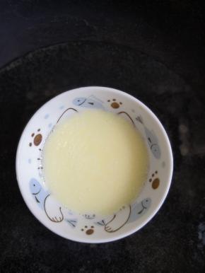 玉米油和牛奶充分搅拌均匀，放入温水里保温待用