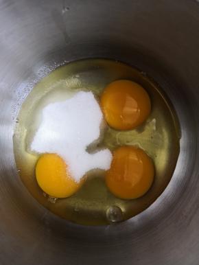 全蛋打到打蛋盆里，加入糖隔热水搅拌至糖溶化
