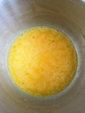 用电动打蛋器先低再高再低的速度打发全蛋液