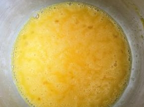 用电动打蛋器先低再高再低的速度打发全蛋液