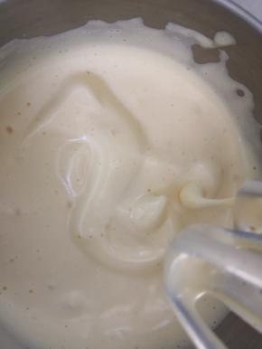 打发至提起打蛋器蛋液滴落的纹路不消失即可