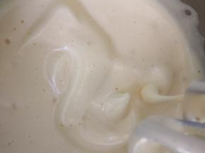 打发至提起打蛋器蛋液滴落的纹路不消失即可