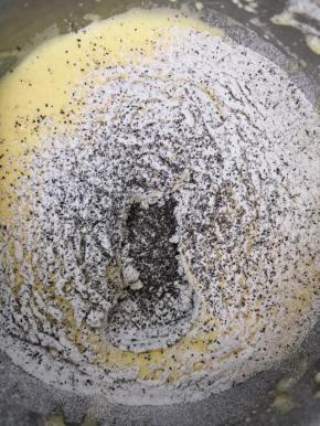 筛入低筋面粉和黑茶粉