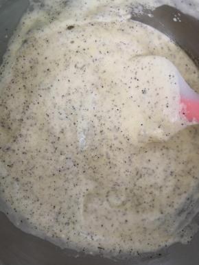 快速搅拌均匀，切不可过度搅拌，无干粉即可