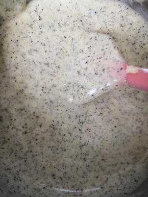 倒入牛奶和油的混合液体，快速搅拌均匀