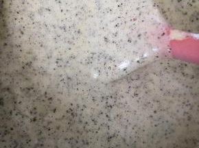 倒入牛奶和油的混合液体，快速搅拌均匀