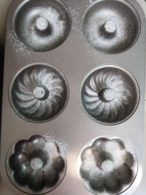 黄油隔热水溶化，用食用刷子在模具上刷上一层黄油，筛上薄薄的面粉