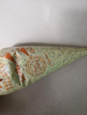 搅拌均匀的面糊装入裱花袋里剪个小口挤入模具