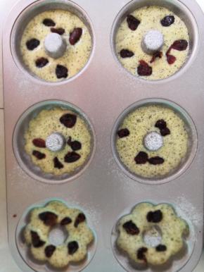 模具挤入一半的面糊，放入蔓越莓干