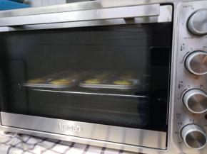 放入UKOEO烤箱内，烤18分钟左右