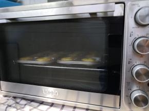 放入UKOEO烤箱内，烤18分钟左右