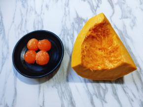 首先将南瓜去皮，去瓤，准备好咸蛋黄，