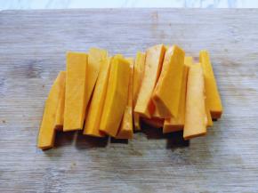 再将南瓜洗干净，切条，宽度约1cm左右。