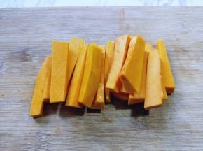 再将南瓜洗干净，切条，宽度约1cm左右。