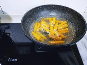 锅中加入清水烧开，倒入切好的南瓜条，煮2分钟即可！