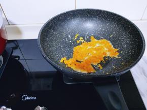 锅中加入少许食用油，油热后倒入蛋黄泥。