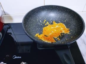 锅中加入少许食用油，油热后倒入蛋黄泥。