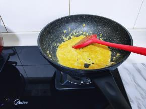 小火超出泡沫（炒至蛋黄白色泡沫）