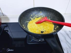 小火超出泡沫（炒至蛋黄白色泡沫）