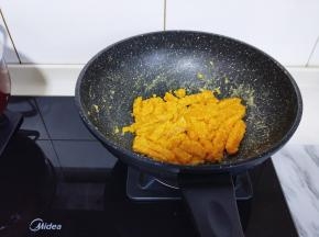 加入煮好的南瓜条，快速翻炒，使南瓜条裹满咸蛋黄，加入少许食用盐，即可出锅。