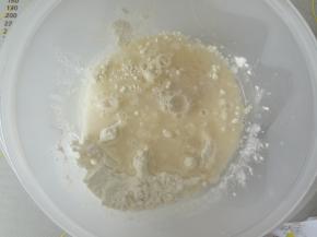 将波兰种的水，面粉，酵母称重混合