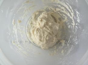 搅拌至没有干粉盖上保鲜膜室温或者冰箱冷藏发酵