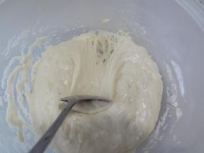 发酵表面有气泡，表面蜂窝拉丝状