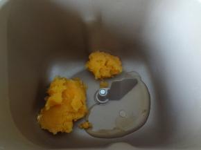 红薯切块蒸熟趁热压成泥取95克放入面包机桶，加入蜂蜜