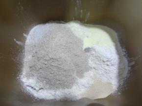 加入奶粉，酵母，盐和水