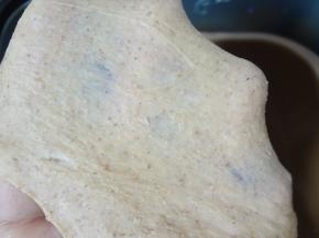 揉至出现厚膜准备加入黄油