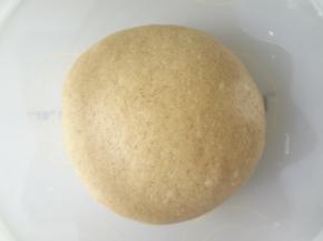 取出面团整理成光滑的面团放入发酵碗中盖上保鲜膜开始一发，室温26度发酵50分钟，具体看状态