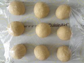 取出稍微排气称重分割成9等分，滚圆松弛20分钟