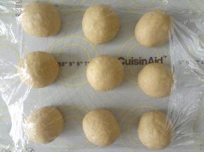 取出稍微排气称重分割成9等分，滚圆松弛20分钟