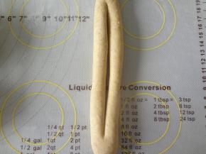 稍微压扁用刮板从中间切开，两端不要切开