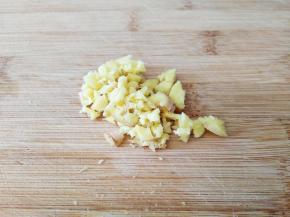 生姜洗净拍破剁成末