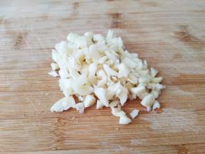 大蒜剥皮洗净拍破剁成末