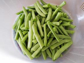 四季豆洗净去头尾，然后掰成两段。