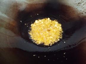 油熟放入姜蒜末小火炒香
