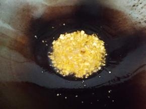 油熟放入姜蒜末小火炒香
