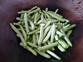 倒入四季豆翻炒