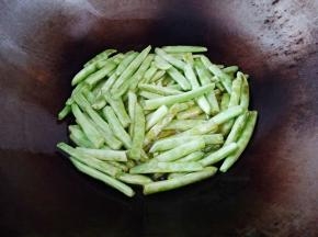 翻炒五分钟的样子，如上图表皮起皱。